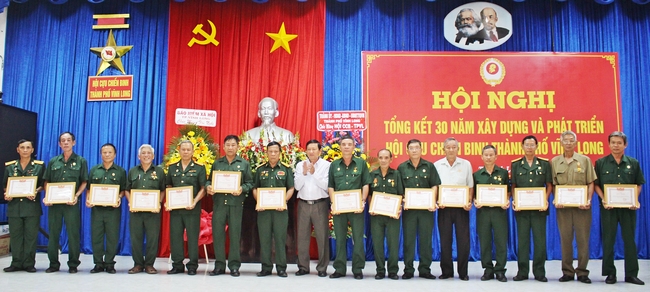 Đồng chí Hồ Văn Huân- Bí thư Thành ủy Vĩnh Long trao giấy khen cho các tập thể xuất sắc.