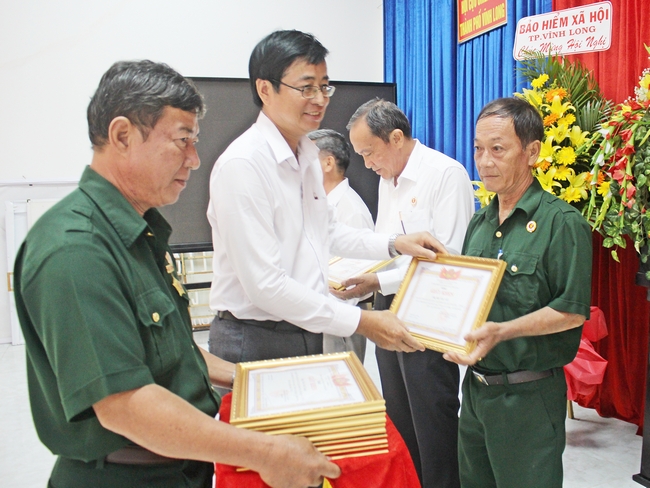 Đồng chí Nguyễn Văn Dũng- Phó Bí thư Thường trực Thành ủy trao giấy khen cho các cá nhân xuất sắc.