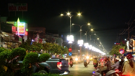 Hệ thống đèn led khiến thành phố về đêm rực rỡ hơn.