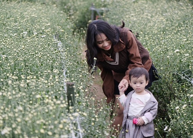 Nhiều em nhỏ được gia đình ghi lại hình ảnh đẹp bên cạnh loài hoa độc đáo này của Hà Nội.