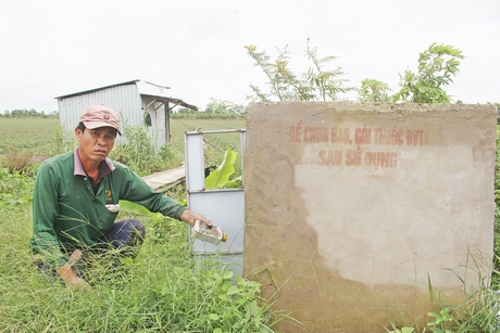 Sau khi sử dụng, anh Tuấn thu gom các vỏ, bao bì thuốc BVTV cẩn thận cho vào bể chứa để bảo vệ môi trường.