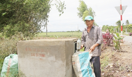 Nhờ phần đất trồng khoai gần bể chứa bao bì thuốc BVTV nên anh Bịch thuận tiện trong việc thu gom bao bì thuốc BVTV sau khi sử dụng. 