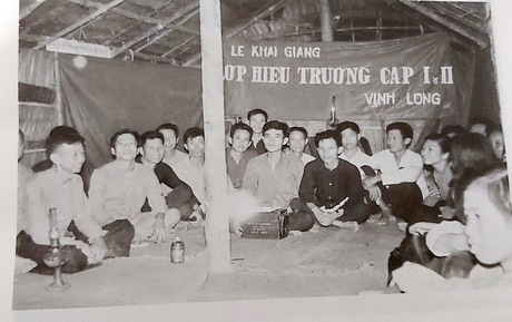 Lễ khai giảng lớp Hiệu trưởng cấp I và II tỉnh Vĩnh Long trong kháng chiến chống Mỹ.