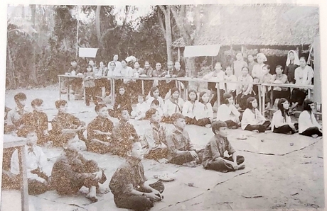 Lễ bế giảng Trường Nội trú Lưu Văn Liệt. Ảnh chụp từ ảnh tư liệu