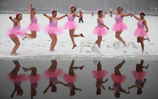 Người tham gia sự kiện bơi mùa đông chụp ảnh trong trang phục ballet trước khi nhảy xuống mặt nước đóng băng trong mùa tuyết rơi, ở công viên thuộc thành phố Thẩm Dương, tỉnh Liêu Ninh,Trung Quốc ngày 15/2.