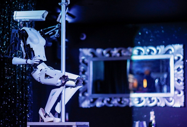 Một con robot múa cột được trưng bày tại quán Strip Club Café ở Nantes, Pháp ngày 29/8. Con robot này là tác phẩm của nghệ sĩ người Anh Giles Walker.