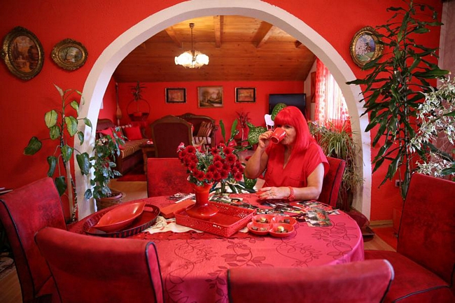 Cô Zorica Rebernik, được biết đến là người “nghiện” màu đỏ, ngồi uống cà phê trong căn nhà toàn màu đỏ của mình ở làng Breze near Tuzla, Bosna và Hercegovina ngày 16/10.