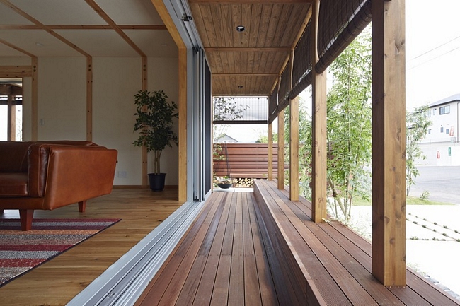 Hiên gỗ tạo ra một lớp cách nhiệt độc đáo, để ngôi nhà không bị nắng chiếu trực tiếp vào bên trong và lúc nào cũng mát mẻ.