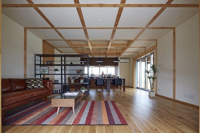 Nội thất trong nhà đơn giản cùng hệ kèo gỗ đan theo dạng mạng lưới, giúp chịu lực cho công trình.