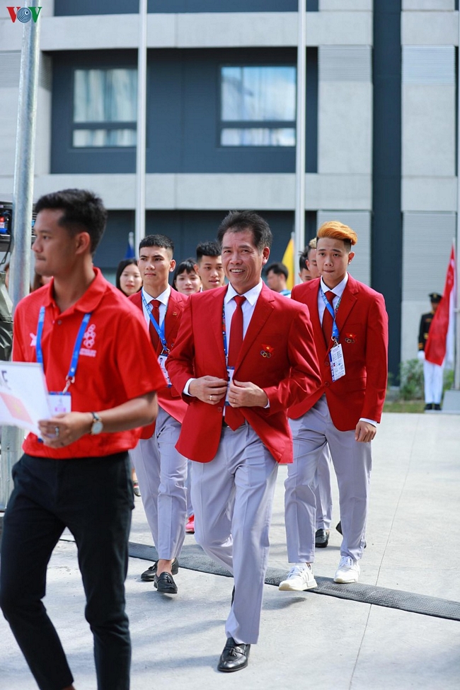 Trưởng Đoàn Thể thao Việt Nam tham dự SEA Games 30 Trần Đức Phấn cùng các đại diện đoàn tại buổi lễ.