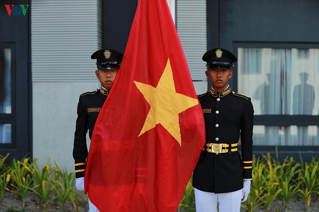 Quốc kỳ Việt Nam chuẩn bị được kéo lên.