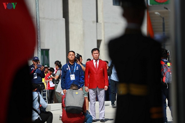 Trường đoàn Trần Đức Phấn cùng các thành viên đại diện của Đoàn Thể thao Việt Nam tham dự SEA Games lần này nghiêm trang cử hành quốc ca.