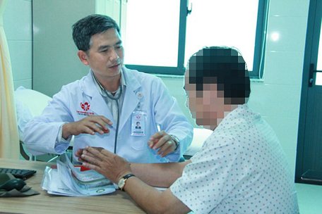 TS. BS Trần Chí Cường luôn khuyên bệnh nhân không hút thuốc lá, không uống quá nhiều rượu bia... để phòng ngừa đột quỵ.