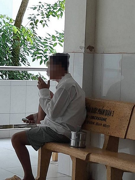 Dù đang điều trị bệnh COPD tại Bệnh viện Lao và Bệnh phổi tỉnh, bệnh nhân này vẫn dửng dưng với sức khỏe, cứ hút thuốc.