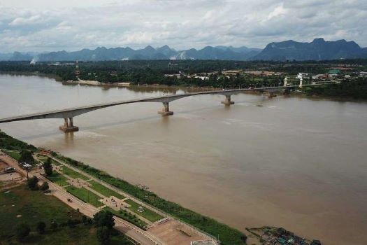Nước sông Mekong đoạn chảy qua huyện Muang (tỉnh Nakhon Phanom, Thái Lan) trước khi đổi màu. Ảnh: Bangkok Post
