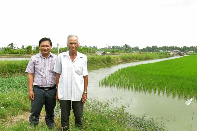 Cán bộ Trung tâm Khuyến nông tỉnh cùng ông Mép bên ruộng lúa nuôi xen canh tôm càng xanh toàn đực.