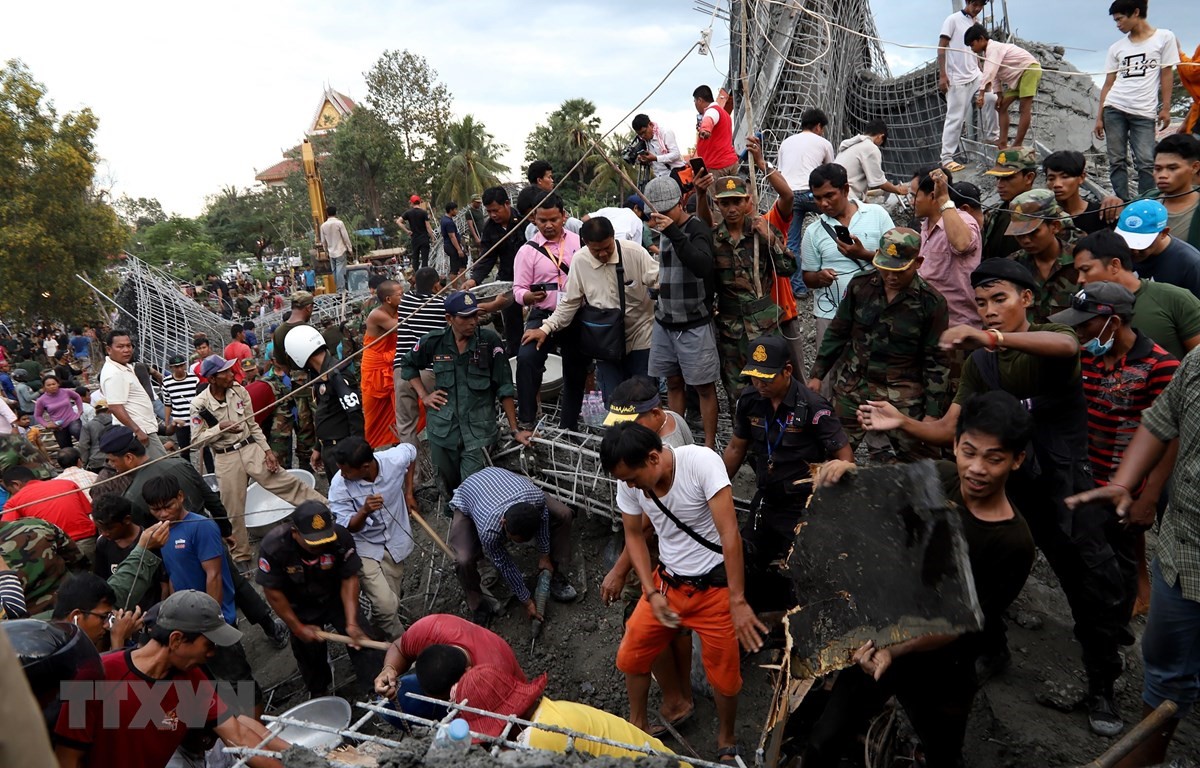 Lực lượng cứu hộ tìm kiếm nạn nhân tại hiện trường vụ sập chùa đang thi công ở Siem Reap, Campuchia, ngày 2/12/2019. (Nguồn: AFP/TTXVN)