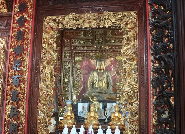 Tượng Phật A Di Đà được làm bằng gỗ cao 2,5m