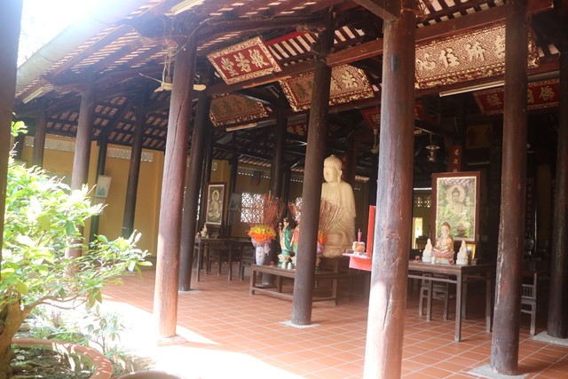Những cây cột gỗ to và quý có niên đại 200 năm tại chùa Bửu Hưng