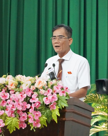 Phó Chủ tịch Thường trực UBND tỉnh- Lê Quang Trung báo cáo tình hình thực hiện kế hoạch phát triển kinh tế- xã hội năm 2019 và kế hoạch phát triển kinh tế- xã hội năm 2020.