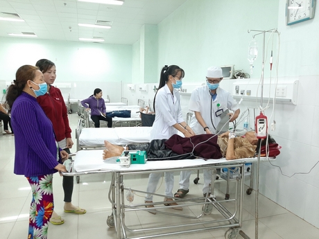 Tân BS Huỳnh Phương Nhu (nữ) đang làm thí công tại Khoa Cấp cứu Bệnh viện Đa khoa tỉnh Vĩnh Long.