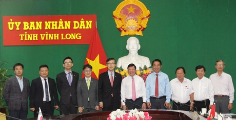 Lãnh đạo tỉnh chụp ảnh lưu niệm cùng đoàn Tổng Lãnh sự quán Hàn Quốc tại TP Hồ Chí Minh.