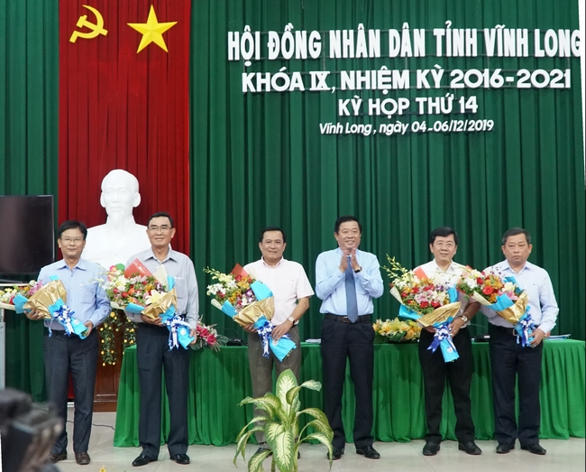 Phó Bí thư Thường trực Tỉnh ủy, Chủ tịch HĐND tỉnh- Bùi Văn Nghiêm tặng hoa cho các Ủy viên UBND tỉnh vừa được bầu bổ sung và miễn nhiệm.