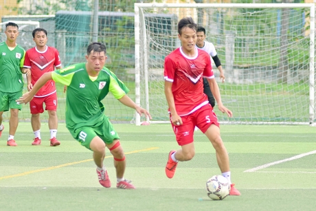 Pha tranh bóng trong trận đấu giữa đội bóng Sông Tiền (áo đỏ) gặp Sông Hậu.