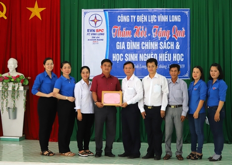 Bí thư Đảng ủy xã Phú Lộc- Trần Xuân Khánh gửi thư cảm ơn đến Công ty Điện lực Vĩnh Long.