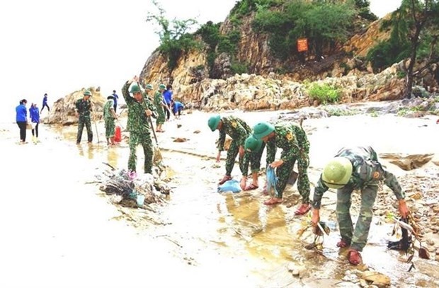 Trên 2 tấn rác thải, bao nylon dọc bờ biển và khu vực du lịch biển Đá Nhảy, xã Thanh Trạch, huyện Bố Trạch đã được các lực lượng tình nguyện viên thu gom, xử lý. (Ảnh: Võ Dung/TTXVN)