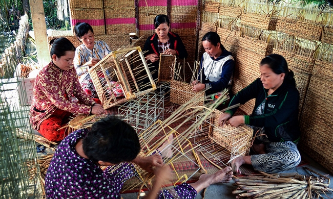 Người dân Ninh Quới thoát thoắt đan lục bình sau khi phơi khô thành những chiếc giỏ. 
