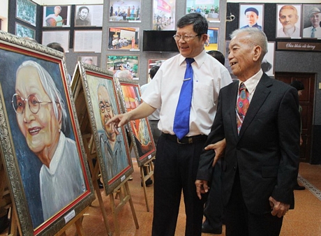 Phó Trưởng Ban Tuyên giáo Tỉnh ủy- Nguyễn Văn Săn (trái) và họa sĩ Trương Văn Ý tại Bảo tàng Vĩnh Long.