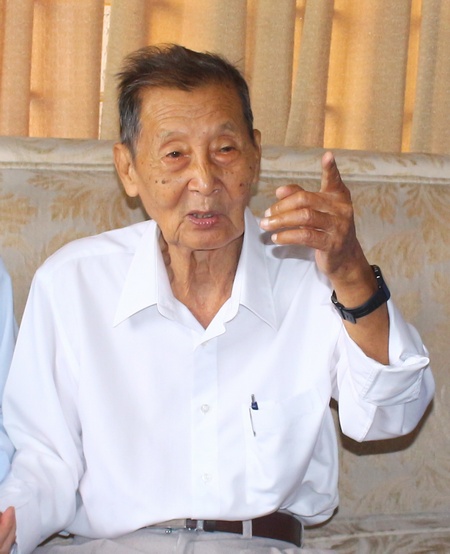 Đồng chí Hồ Minh Mẫn trao đổi với phóng viên Báo Vĩnh Long dịp kỷ niệm 25 năm tái lập tỉnh. Ảnh: Tư liệu