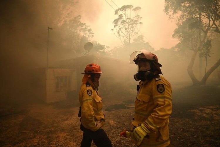 Lực lượng cứu hỏa bang NSW nỗ lực khống chế đám cháy lan rộng (Ảnh: Reuters)