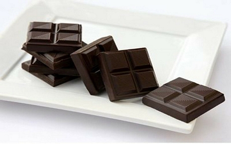 Có các chất chống oxy hóa mạnh mẽ, socola đen có thể mang lại lợi ích cho tim. Bạn nên tiêu thụ loại socola đen có hàm lượng ca cao 70% trở lên.