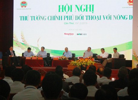 Thủ tướng Nguyễn Xuân Phúc (người ngồi giữa) chủ trì hội nghị đối thoại với nông dân.Ảnh: TƯƠI HIỀN