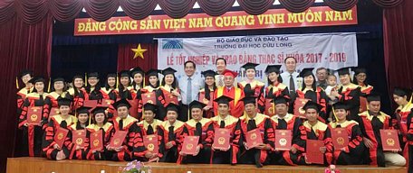 Các học viên được trao bằng tốt nghiệp trong buổi lễ.