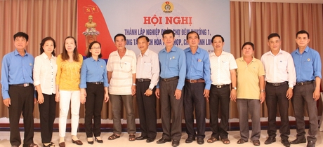 Lãnh đạo Liên đoàn Lao động tỉnh, Liên đoàn Lao động thành phố chụp ảnh cùng BCH các nghiệp đoàn cơ sở.