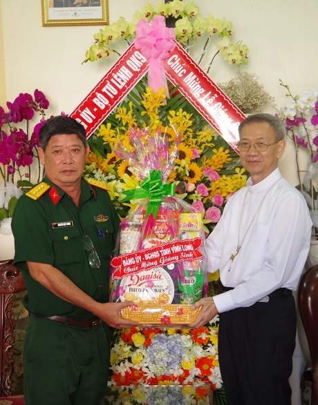 Đại tá Nguyễn Việt Trung- Phó Chính ủy Bộ Chỉ huy Quân sự tỉnh- tặng quà, chúc mừng Tòa Giám mục.