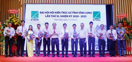 BCH Hội Kiến trúc sư Vĩnh Long nhiệm kỳ 2020- 2025 ra mắt đại hội.
