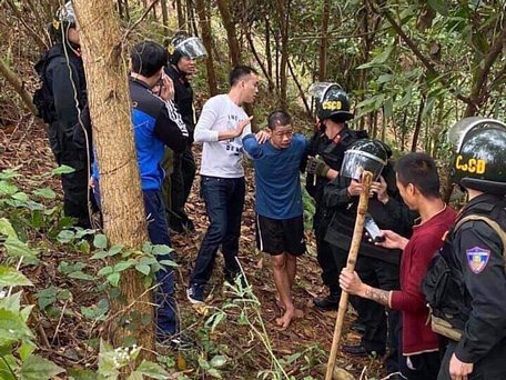 Công an Thái Nguyên bắt nghi phạm Chín đang lẩn trốn trên núi - Ảnh: CTV
