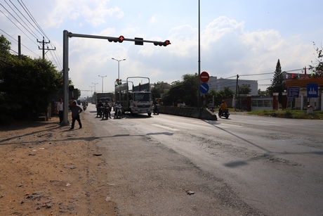 Điểm đèn tín hiệu giao thông đường bộ tại Km2031 (xã Tân Ngãi- TP Vĩnh Long) xảy ra vụ tai nạn giao thông giữa người đi xe làm và người đi bộ làm 1 người chết.