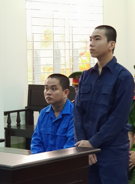 Bị cáo Dũng (ngồi) và Phú tại phiên tòa sơ thẩm.