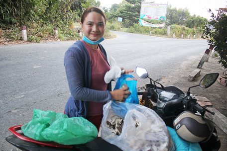 Đối với một số mô hình đang hỗ trợ, chị Nhi còn tự chạy xe đến tận nơi thu hái nấm bào ngư và giao tiền tươi cho khách.