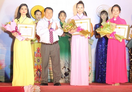 Ông Cao Văn Bé Tư- Phó Bí thư Thường trực Đảng ủy Khối Cơ quan và Doanh nghiệp tỉnh, Trưởng Ban giám khảo trao giải thưởng cho các thí sinh đạt giải ba.