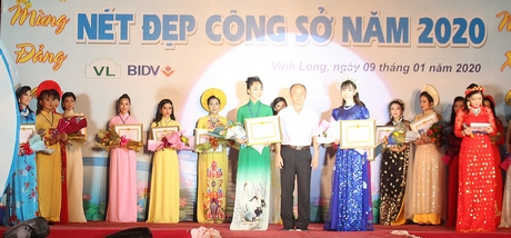Ông Trần Triều Kang- Tổng Giám đốc Công ty TNHH Tỷ Xuân và Tỷ Bách trao giải thưởng cho các thí sinh đạt giải nhì.