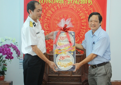 Đại tá Nguyễn Hữu Thạc (bìa trái) chúc Tết ban biên tập, cán bộ, phóng viên Báo Vĩnh Long nhân dịp tết cổ truyền của dân tộc.