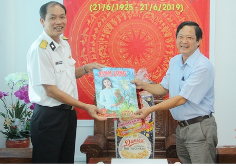 Tổng Biên tập Nguyễn Hữu Khánh (bìa phải) tặng Đại tá Nguyễn Hữu Thạc ấn phẩm Báo Xuân Canh Tý 2020 của Báo Vĩnh Long.
