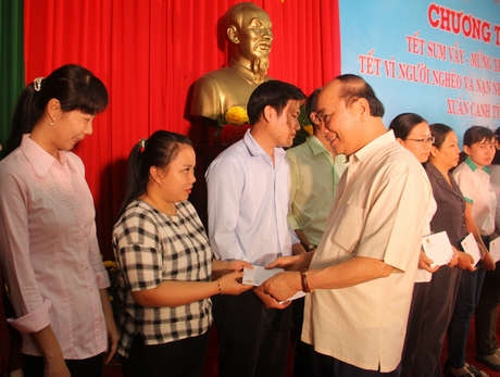 Thủ tướng Nguyễn Xuân Phúc tặng quà cho công nhân có hoàn cảnh khó khăn.