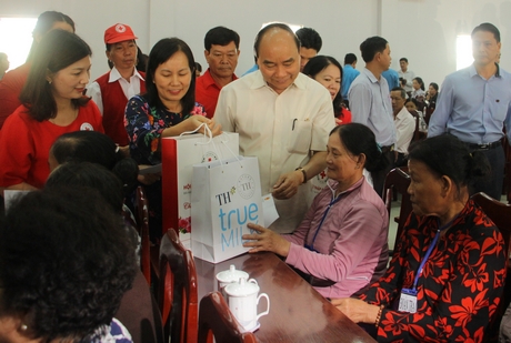 Thủ tướng Nguyễn Xuân Phúc thăm hỏi, tặng quà các đối tượng chính sách tỉnh Vĩnh Long.